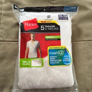 Men’s HANES - BRAND NEW 5 tagless v-necks